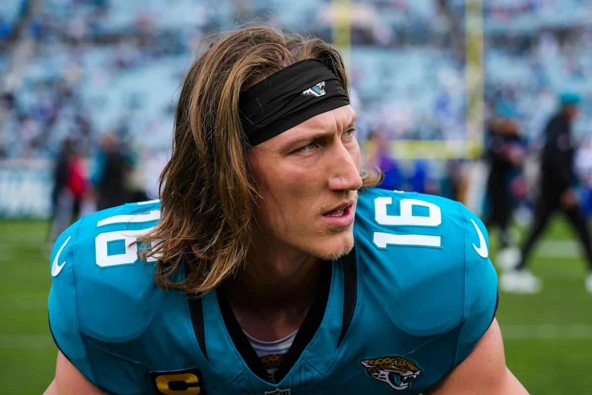 Trevor Lawrence revela que en realidad no se cortó el pelo para el video viral de lanzamiento del calendario de los Jaguars