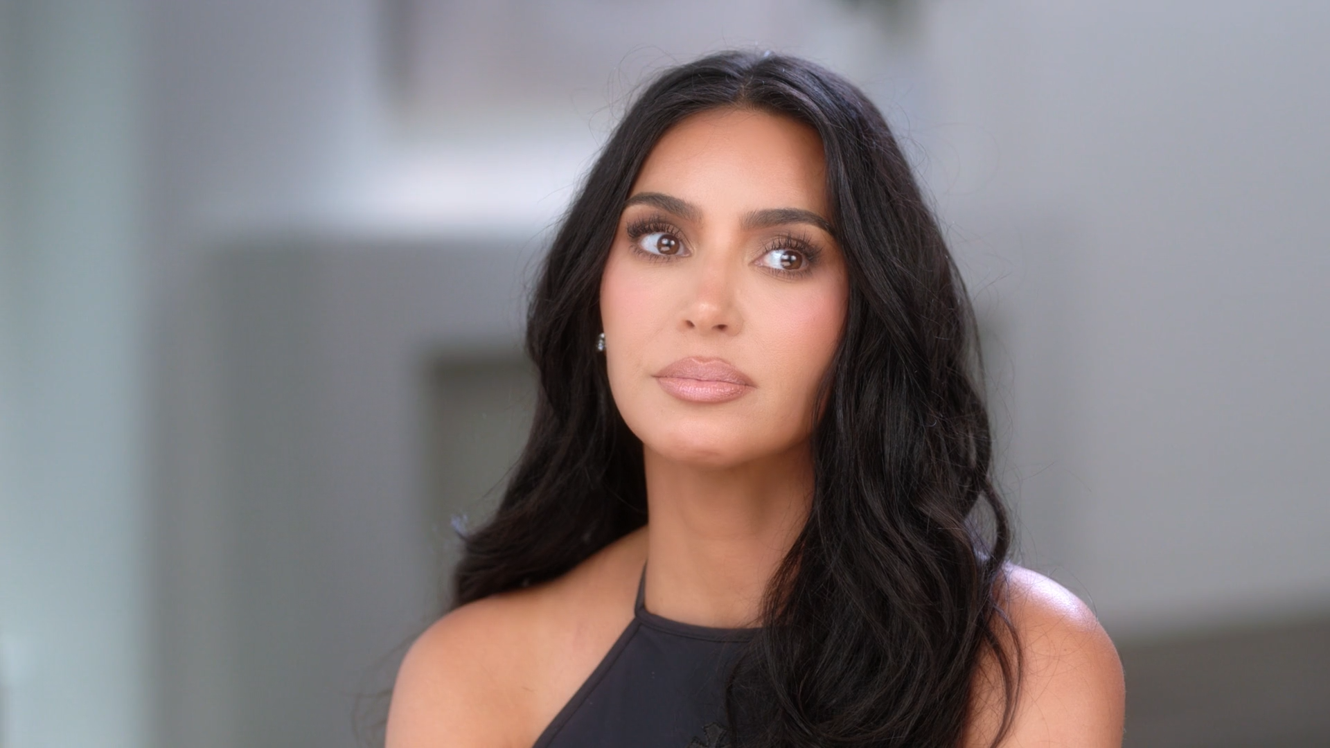 1204_thekardashians_05_kimkardashian.png