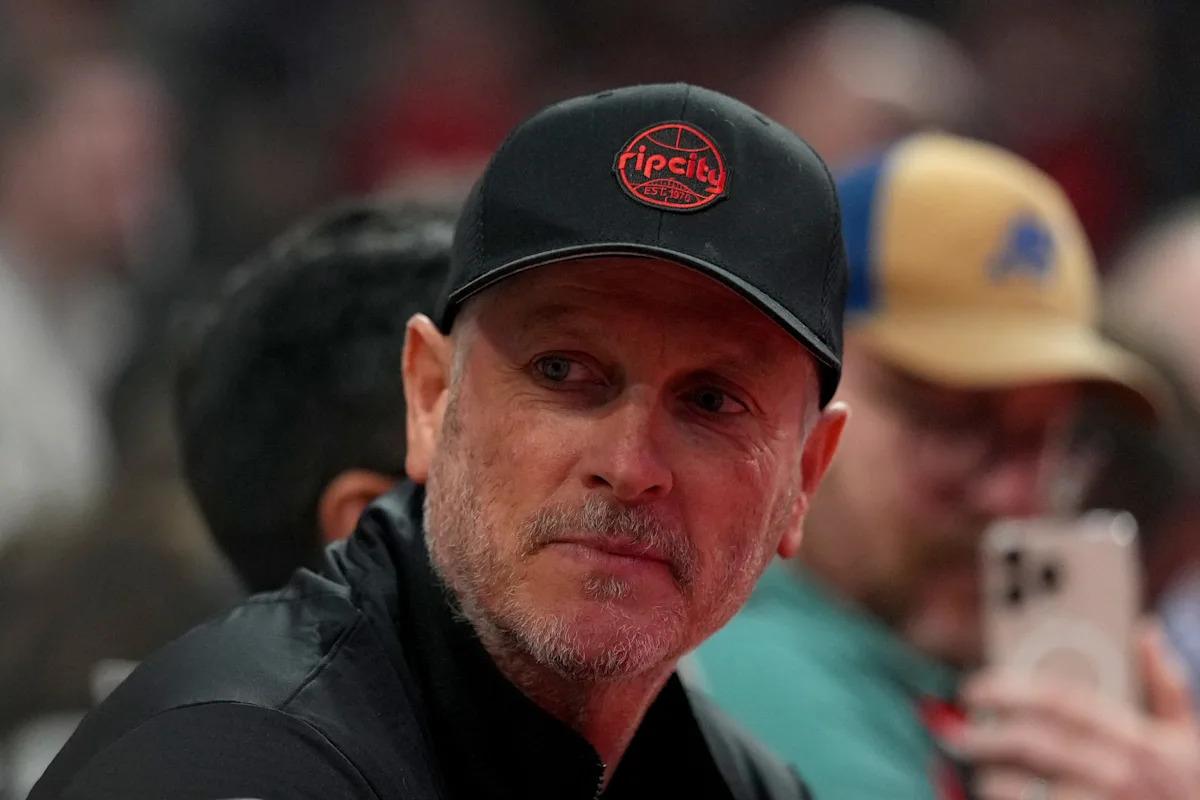 El propietario de los Trail Blazers, Tom Dundon, habla sobre despidos y controversia sobre las camisetas: “Estamos aquí para ganar”