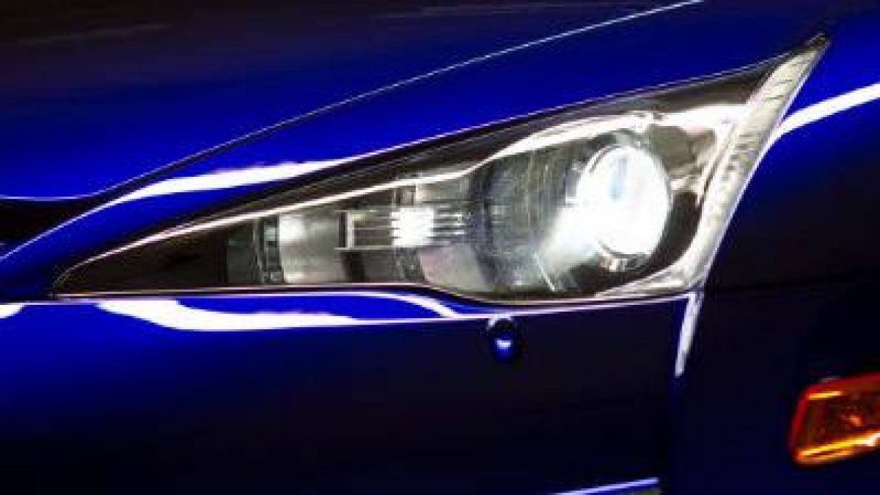 Si se rompe un poco, reemplace el juego de todos modos, esta es la razón por la que las luces de los automóviles modernos son caras.