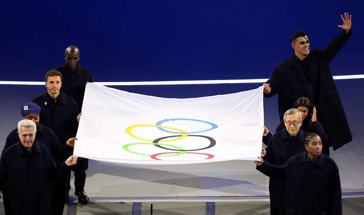 Juegos Olímpicos de Invierno 2026: el abanderado de Tonga, Pita Taufatofua, está de regreso, pero esta vez con camiseta