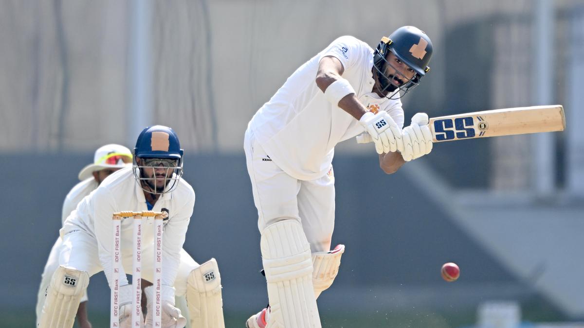 El capitán de Karnataka, Padikkal, continúa la racha de sus sueños al anotar un terreno apto para el bateo en la semifinal del Trofeo Ranji.