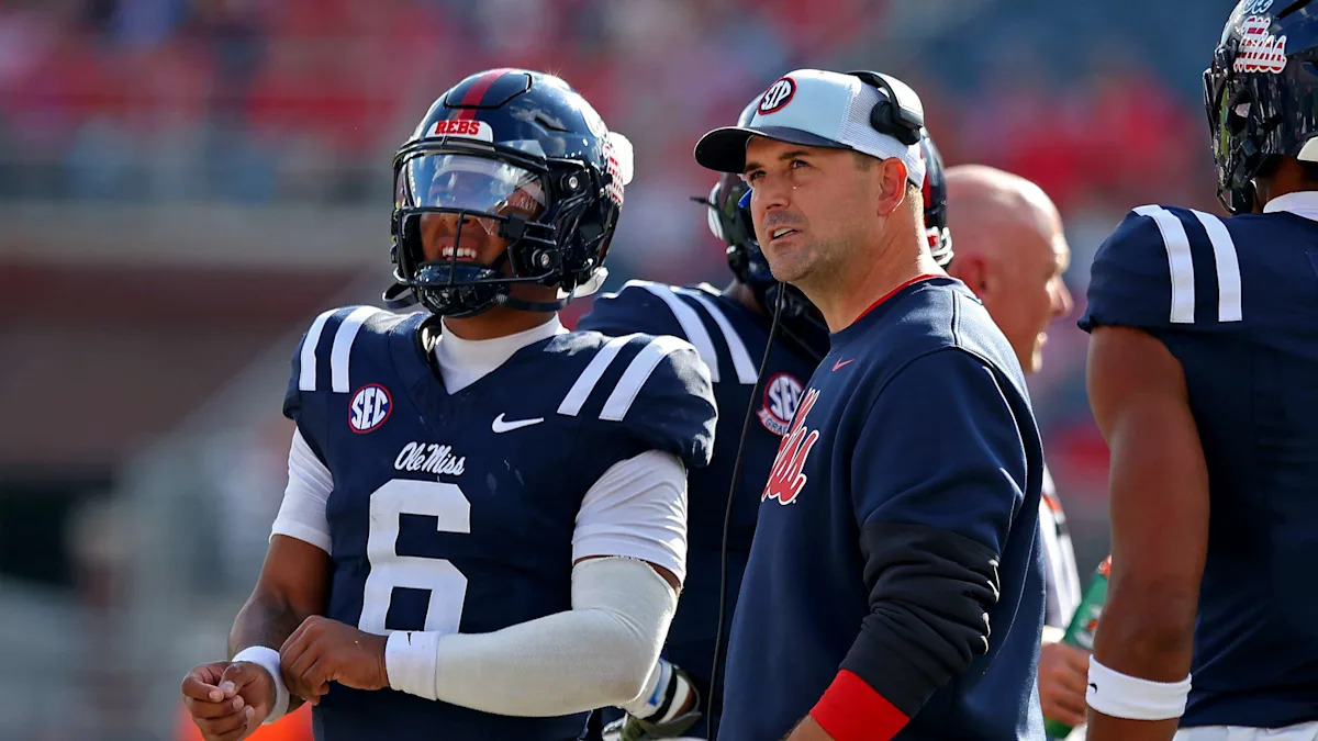 El entrenador de Ole Miss QB, Joe Judge, dice que los comentarios sobre las parejas embarazadas de los jugadores fueron “sacados de contexto”