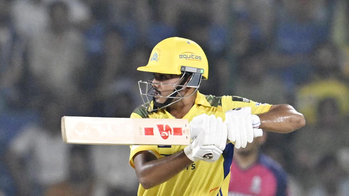 El bateador del CSK Ayush Mhatre cumple un siglo para Mumbai en SMAT 2025