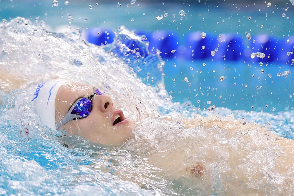 Campeonato masculino de natación y saltos de la NCAA: Kos destruye el récord nacional en 100 espalda y gana el título de la NCAA
