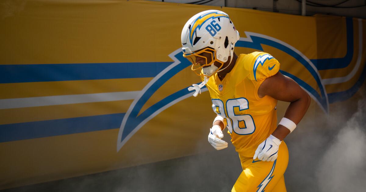 1762001383_urlhttps3A2F2Fcalifornia-times-brightspot.s3.amazonaws.com2Fd02Ffa2F566893ed46f7b4d65a9e3437b92c2Fcolts-chargers-football-39638.jpg