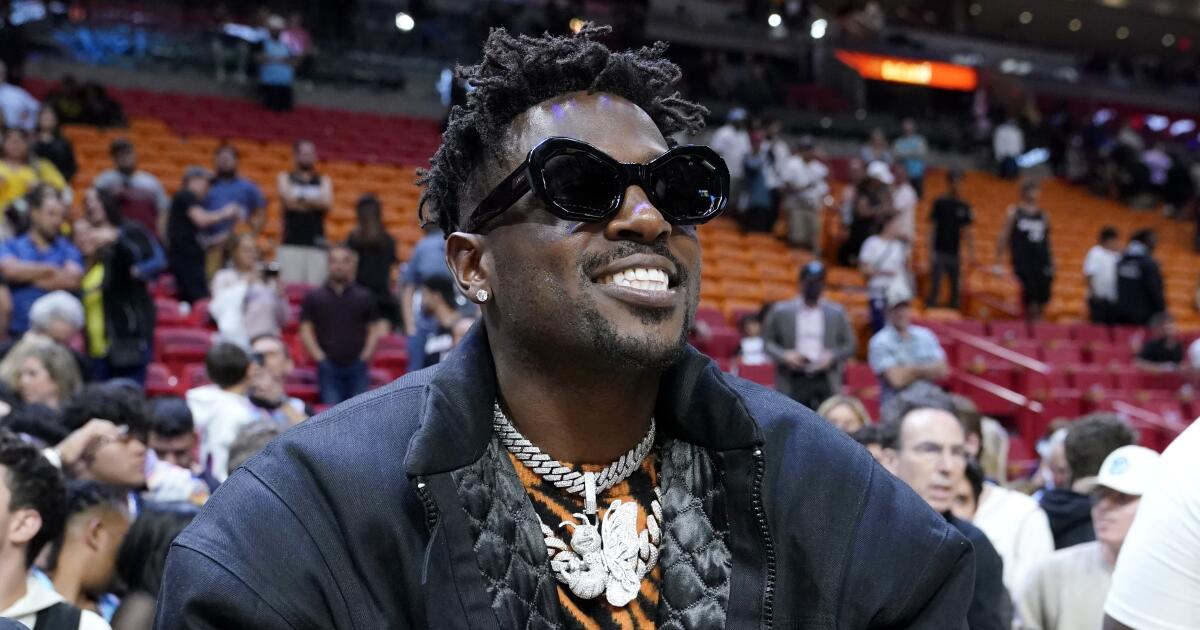 1762543350_urlhttps3A2F2Fcalifornia-times-brightspot.s3.amazonaws.com2Fc22F622F804797ed411386431ad3e194abca2Fhornets-heat-basketball-67395.jpg
