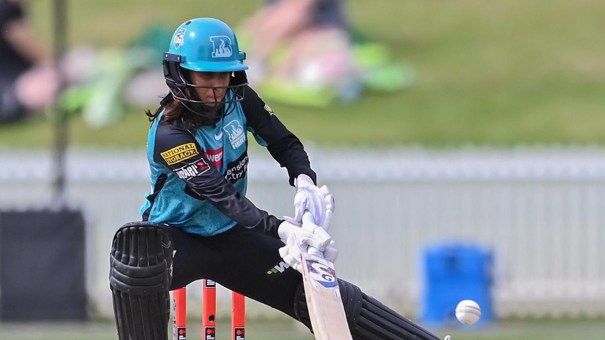Jemimah Rodrigues golpea un 11 de 15 bolas durante el partido WBBL Brisbane Heat vs Perth Scorchers