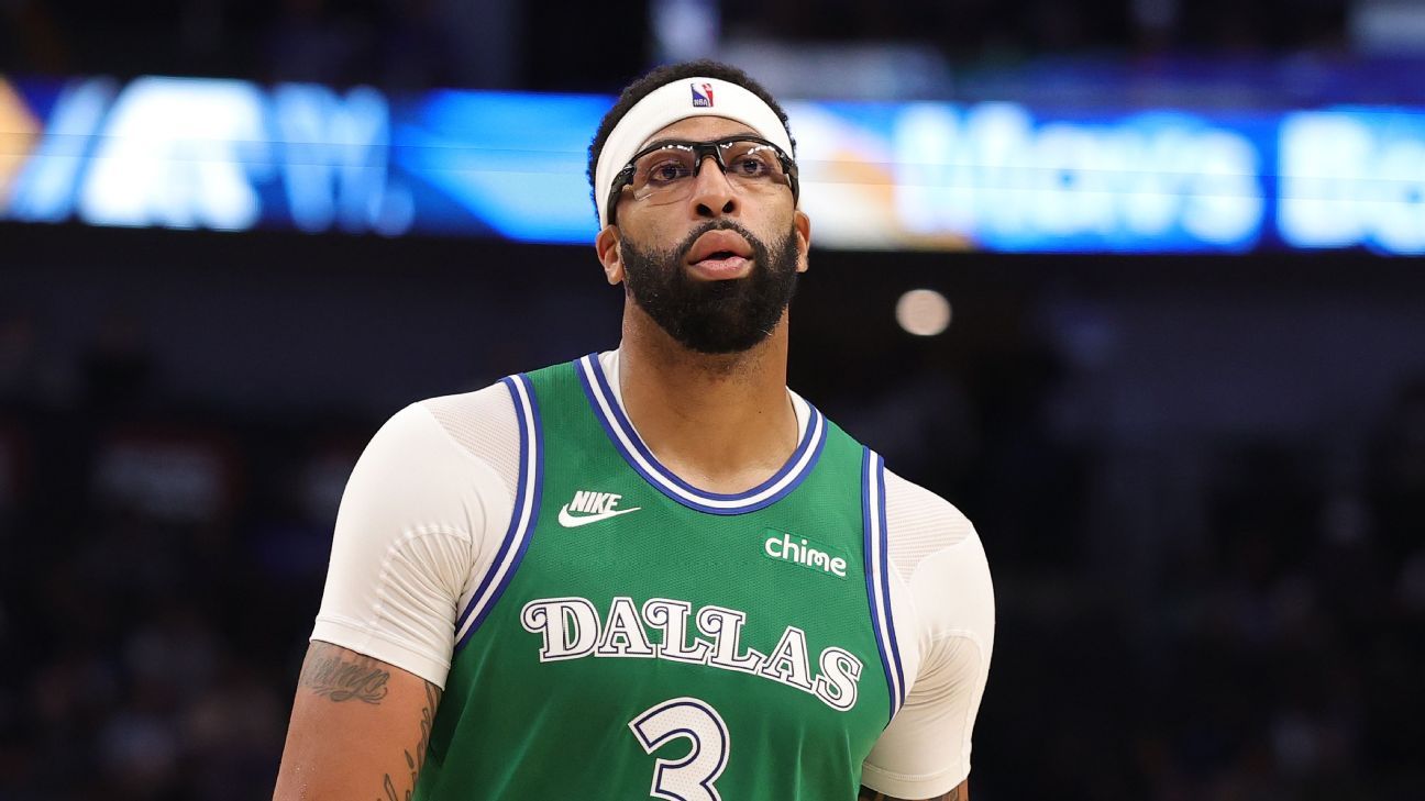 Fuentes: Anthony Davis de los Mavericks no jugará hasta que el dueño se recupere