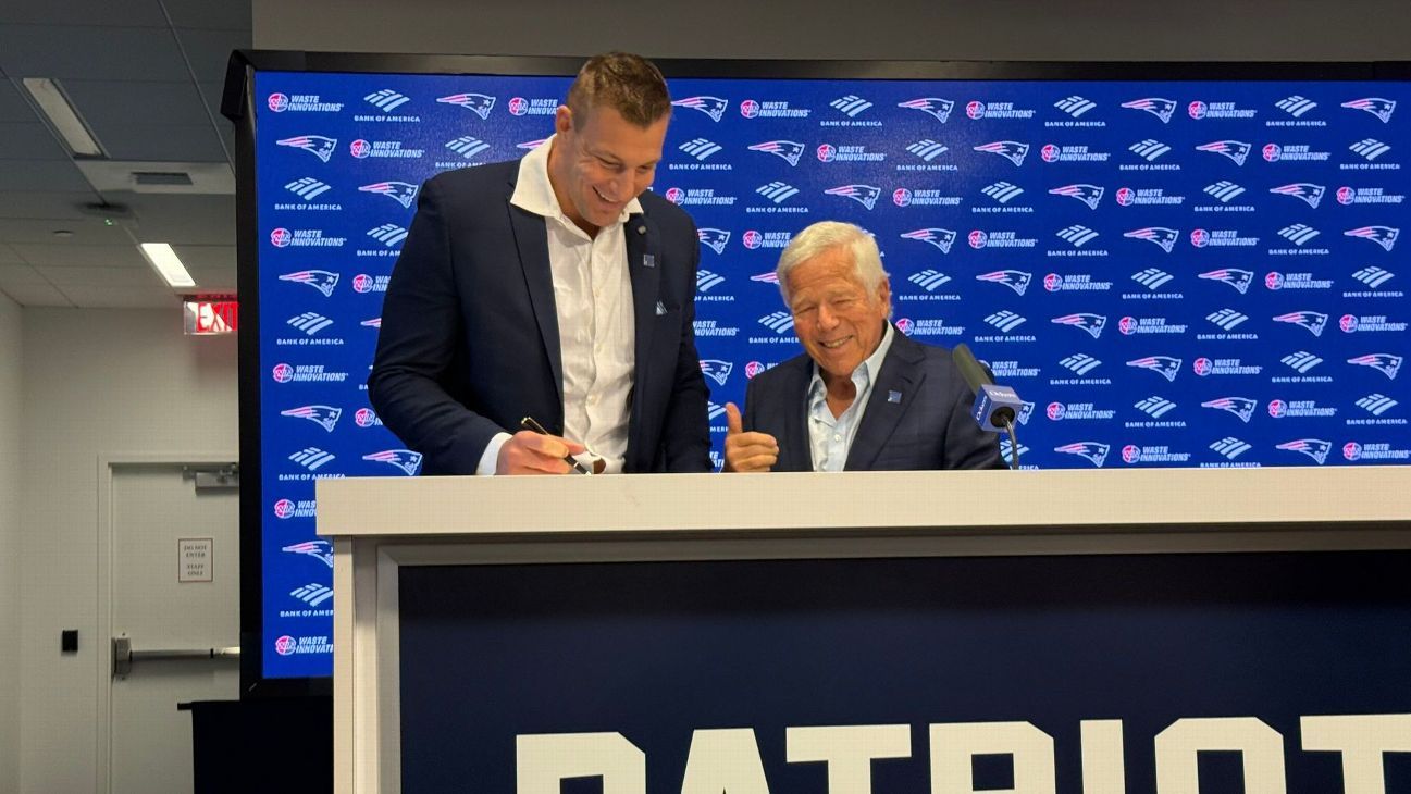 Gronk bromea sobre un bono de contrato de dos días durante la ceremonia de retiro de los Patriots