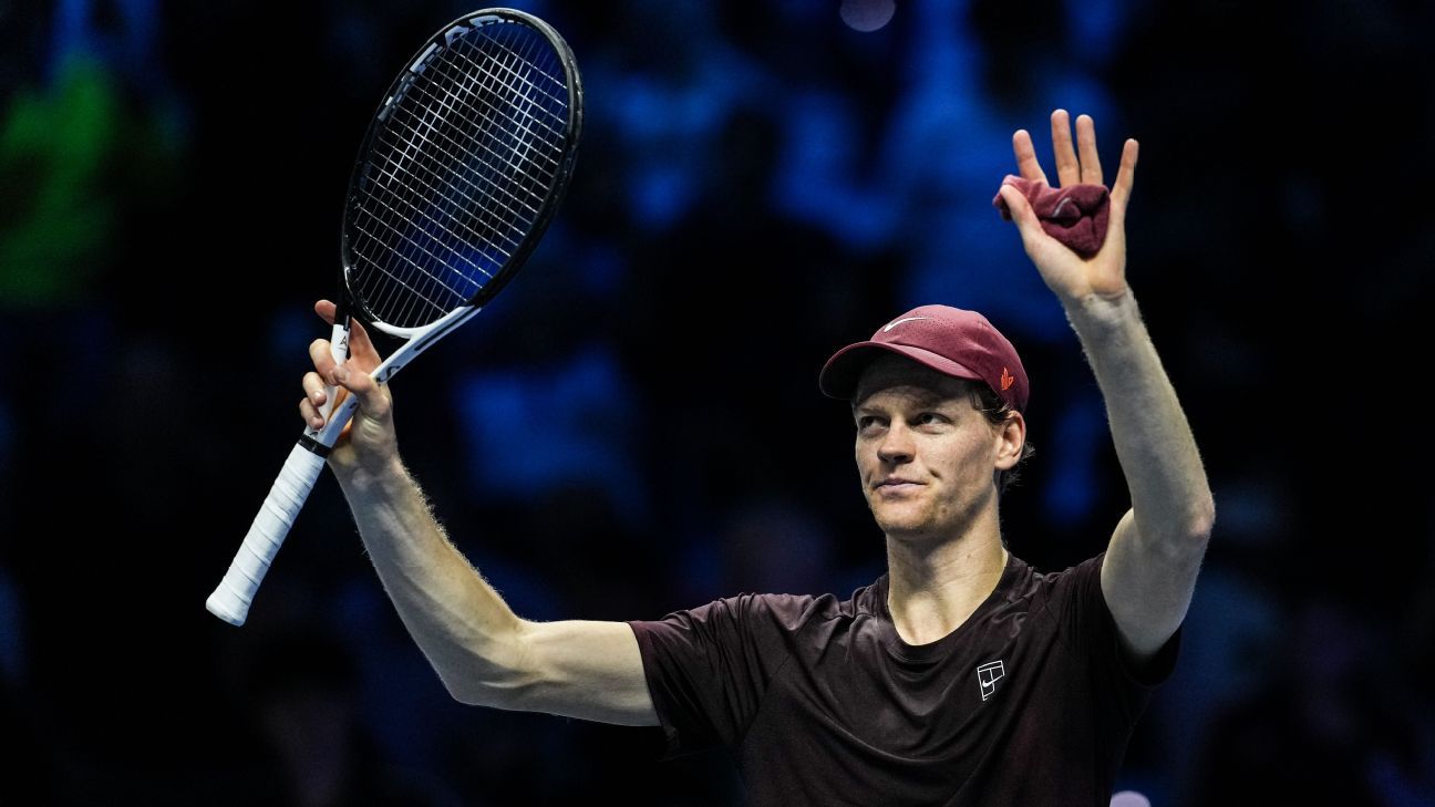 Jannik Sinner derrotó a Alexander Zverev y alcanzó las semifinales de las Finales ATP