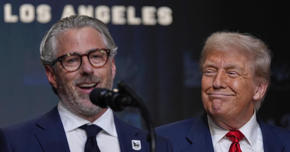 1763685564_urlhttps3A2F2Fcalifornia-times-brightspot.s3.amazonaws.com2F612F5e2F992716bf43c8bd5940bb035817762Ftrump-47468.jpg