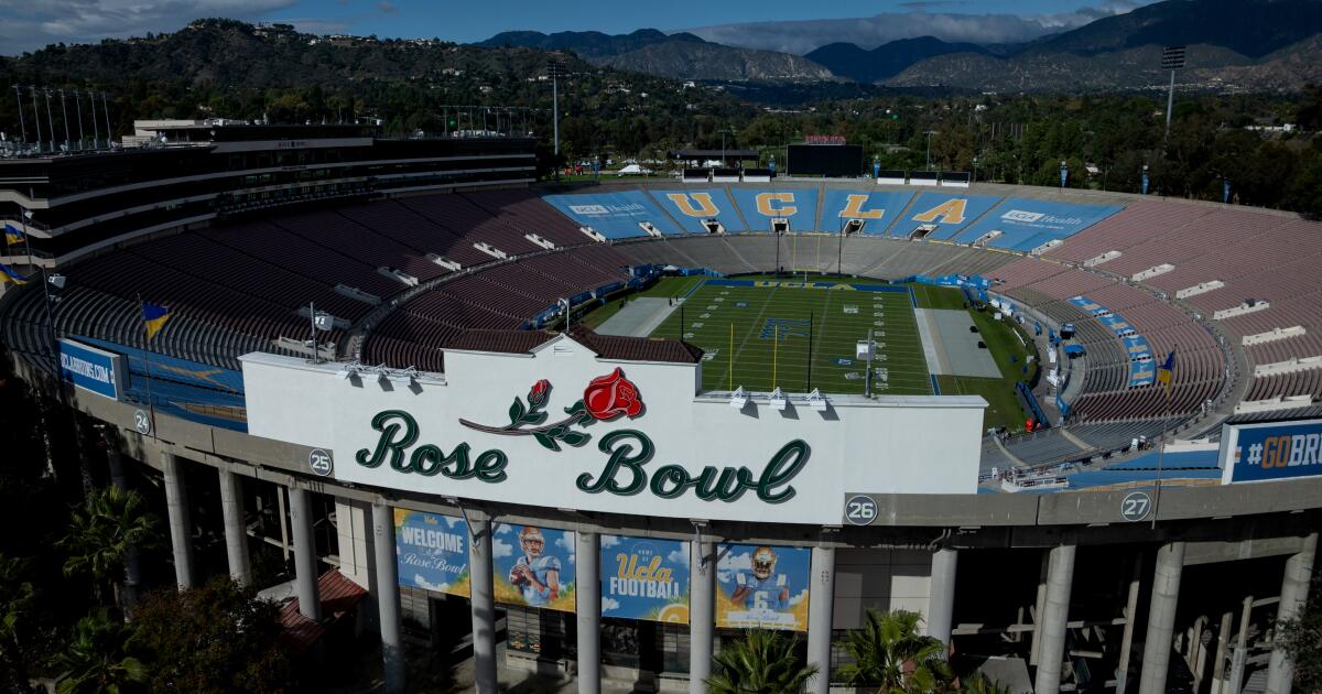 Los fanáticos de UCLA en el Rose Bowl discutieron sobre la posibilidad de trasladar el estadio SoFi