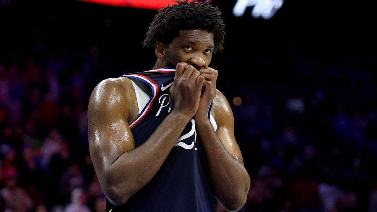 Los 76ers dan la bienvenida a Joel Embiid y pierden un juego caótico ante los Hawks en 2 tiempos extra