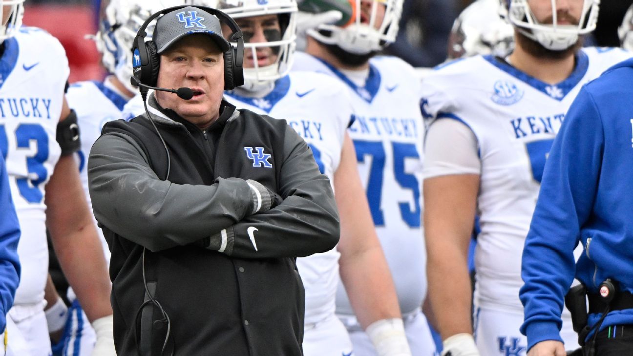 Fuentes: Se espera que Kentucky despida al entrenador de fútbol Mark Stoops