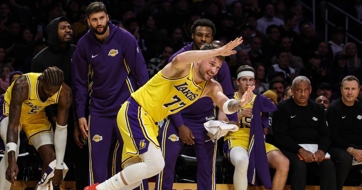 Luka Doncic y Austin Reaves de los Lakers lamentan los problemas de rotación
