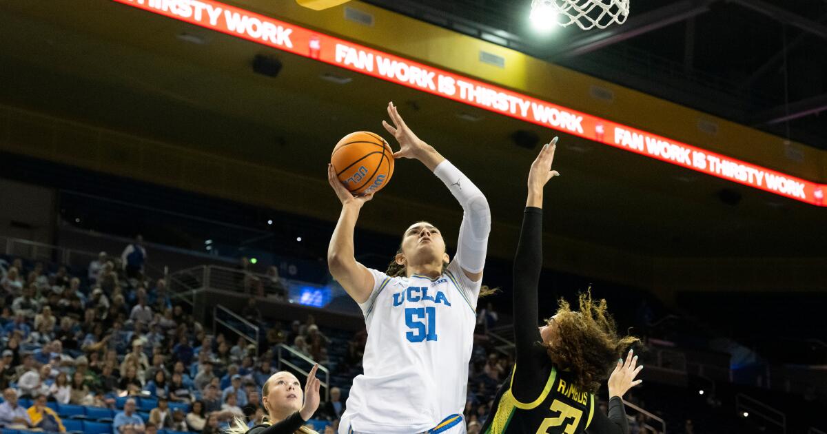 1765148088_urlhttps3A2F2Fcalifornia-times-brightspot.s3.amazonaws.com2Fdd2F8d2Fb04d1e404e66a1e7bd41176115b82Foregon-ucla-basketball-77325.jpg
