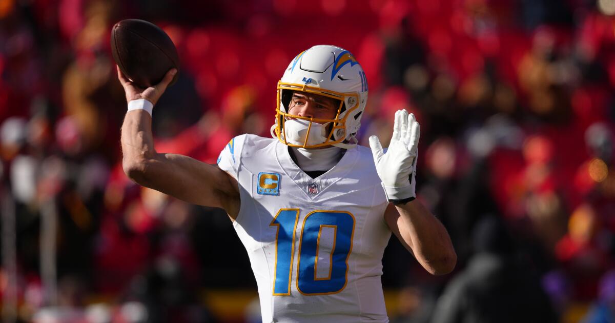 1766251248_urlhttps3A2F2Fcalifornia-times-brightspot.s3.amazonaws.com2F4b2F7f2F7690292e479d80dda207ed7bae682Ftexans-chiefs-football-23101.jpg