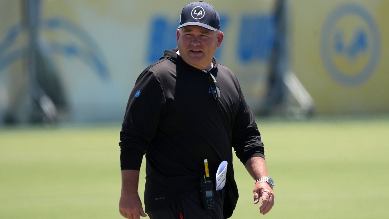 Los Chargers despiden al OC Greg Roman y al entrenador del OL Mike Devlin