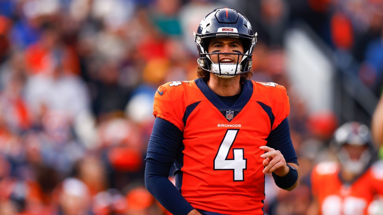 Los coleccionistas buscan tarjetas de Jarrett Stidham antes del juego por el título de la AFC