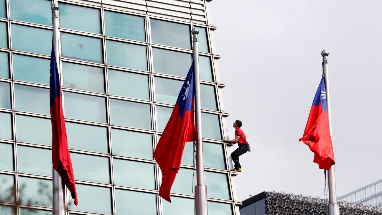 Alex Honnold sube a lo alto del rascacielos Taipei 101 sin cuerdas