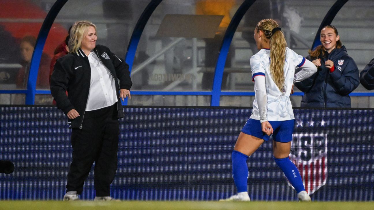 Gol de Rodman, bailando al margen con Hayes tras la derrota del USWNT