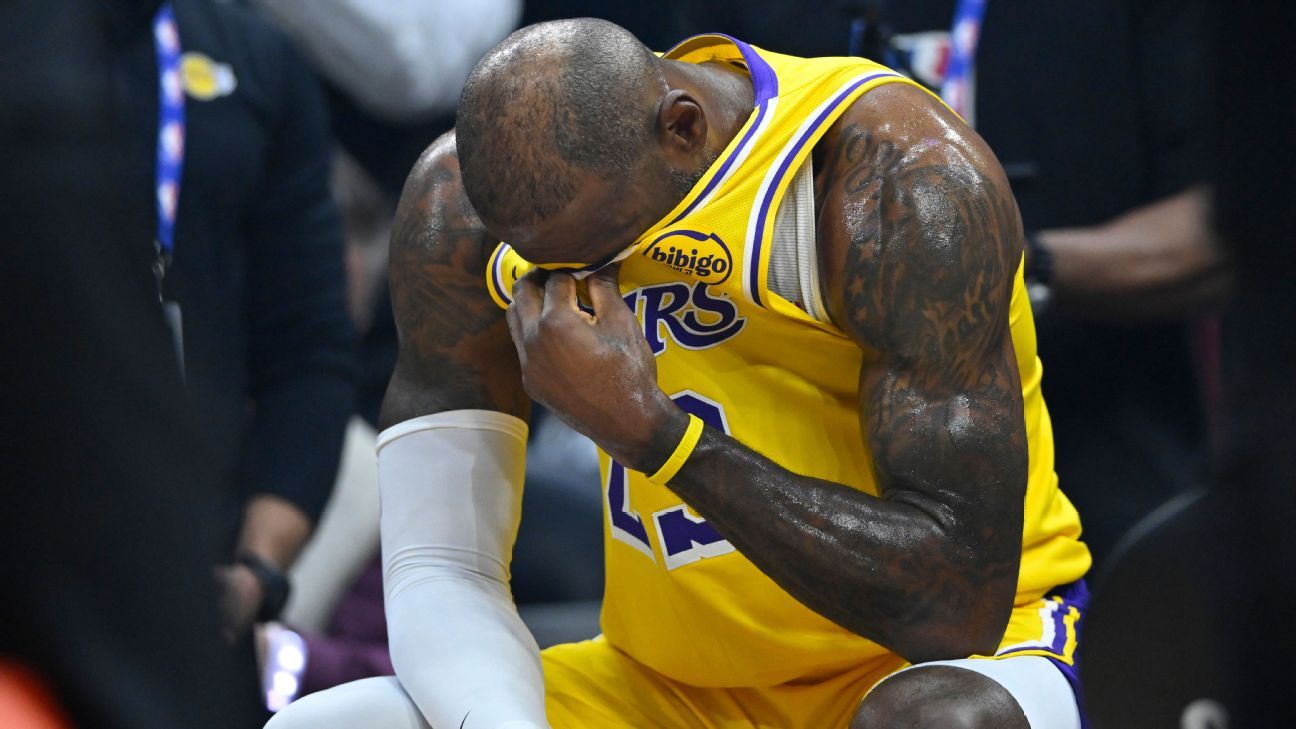 LeBron James se emociona al ver el video tributo mientras los Cavs derrotan a los Lakers