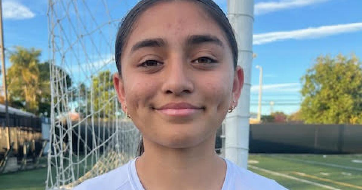 Mia Rizo de St. Genevieve High está recibiendo excelentes críticas en el fútbol femenino