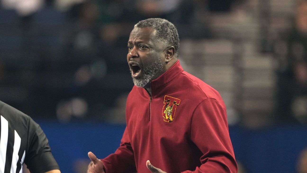 El entrenador de baloncesto de Tuskegee, Benjy Taylor, salió de la cancha esposado