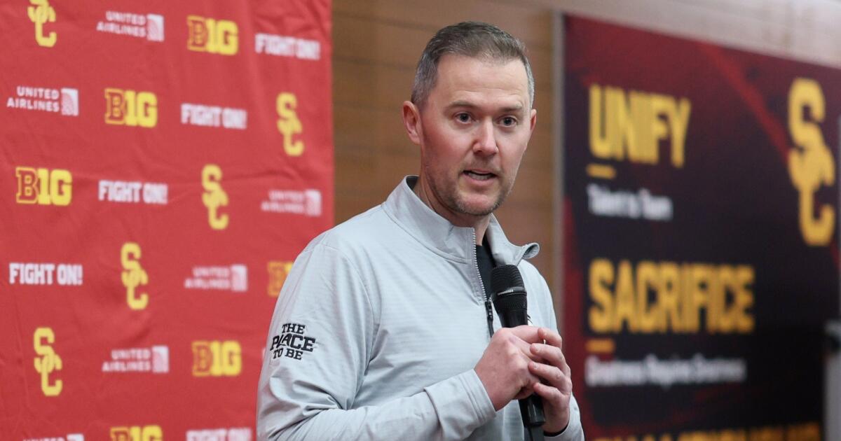 El entrenador de la USC, Lincoln Riley, envuelve al personal con continuidad y nueva energía