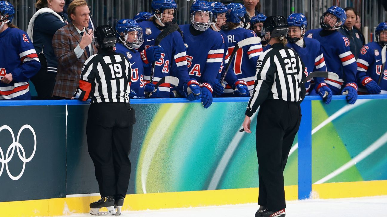 La estadounidense Abbey Murphy en el centro de una reñida victoria olímpica de hockey sobre hielo sobre Italia