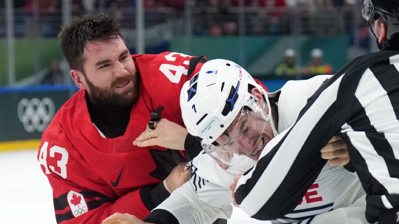 Al canadiense Tom Wilson se le cayeron los guantes durante una rara pelea de hockey olímpico