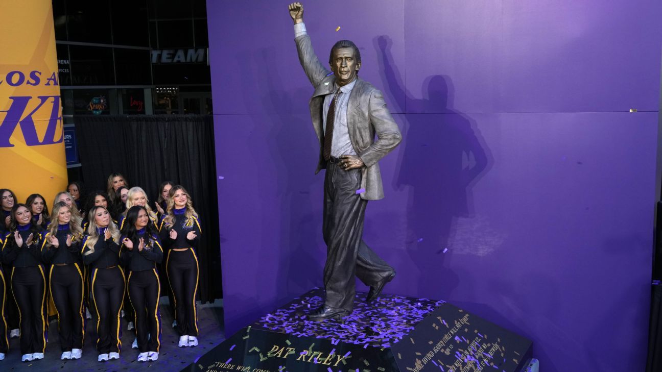Los Lakers dieron a conocer una estatua del legendario ex entrenador Pat Riley