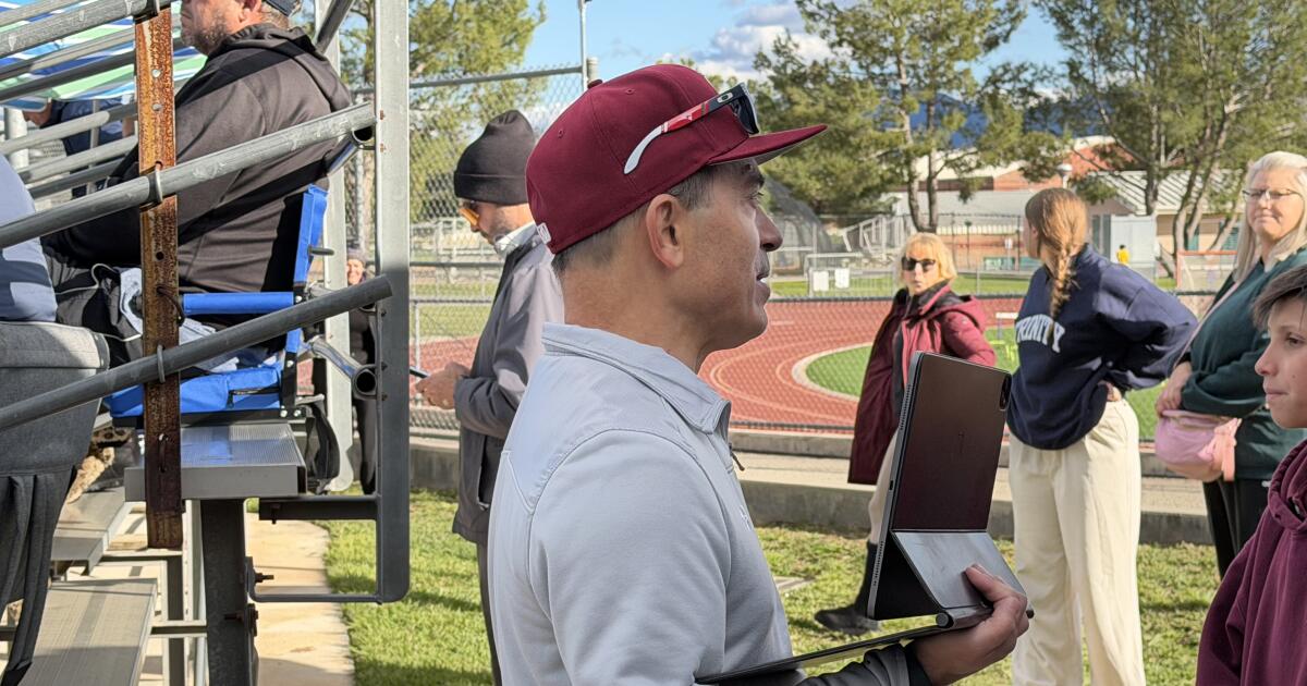 Discusión de preparación: los padres realizan múltiples tareas en los juegos de béisbol de la escuela secundaria