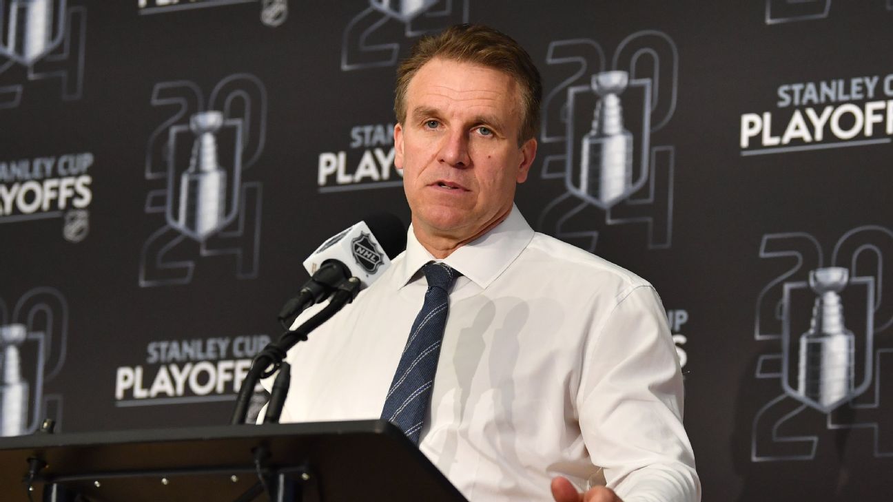 El entrenador de bomberos de Los Angeles Kings, Jim Hiller; promocionar DJ Smith