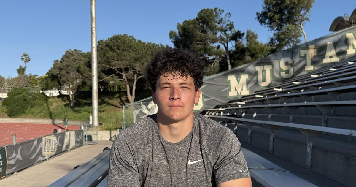 Discusión de preparación: los entrenadores de fútbol americano universitario monitorean los tiempos de la pista