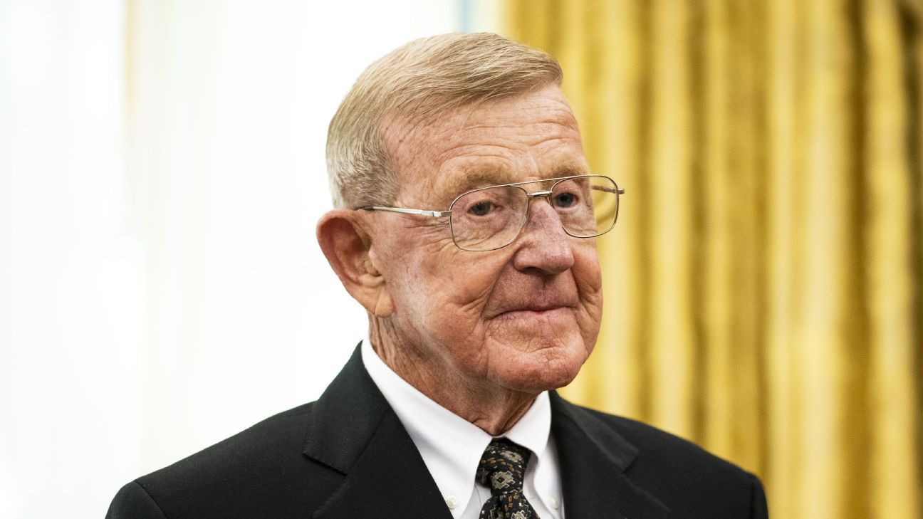 Muere Lou Holtz, la leyenda del entrenador que llevó a Notre Dame a un campeonato