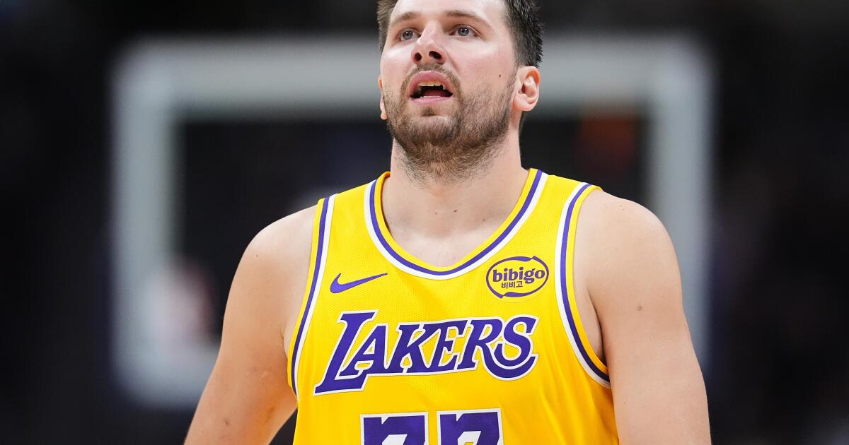 La estrella de los Lakers, Luka Doncic, a una falta técnica de la suspensión