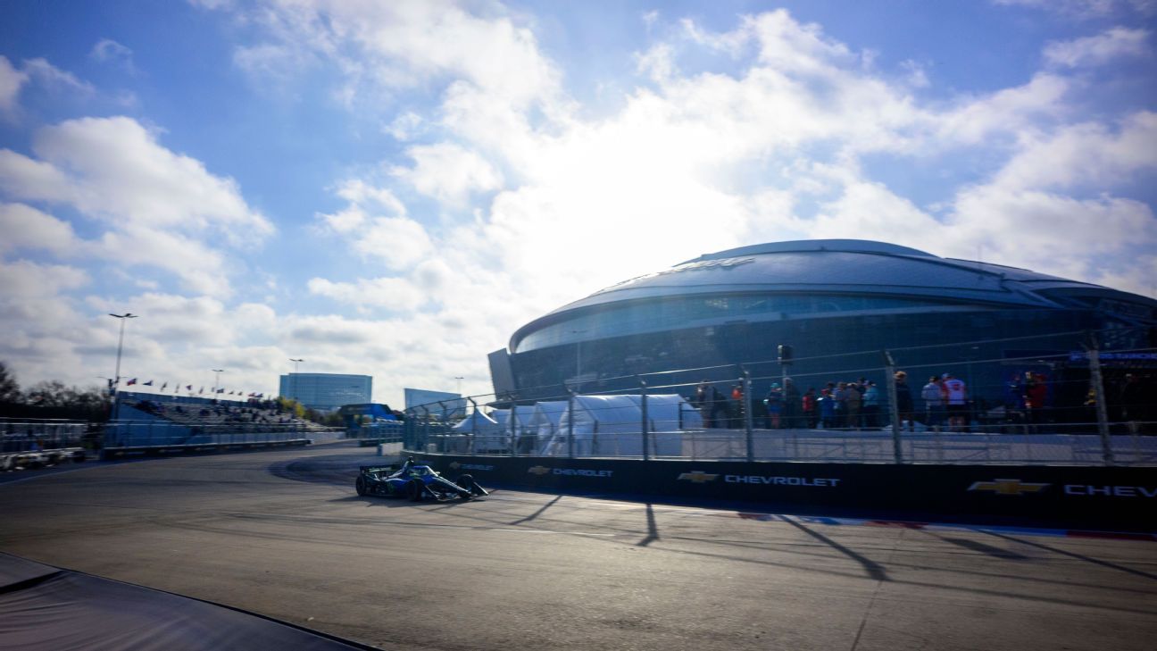 Una bandera roja en los entrenamientos de IndyCar mientras los trabajadores caminan por la pista en Texas