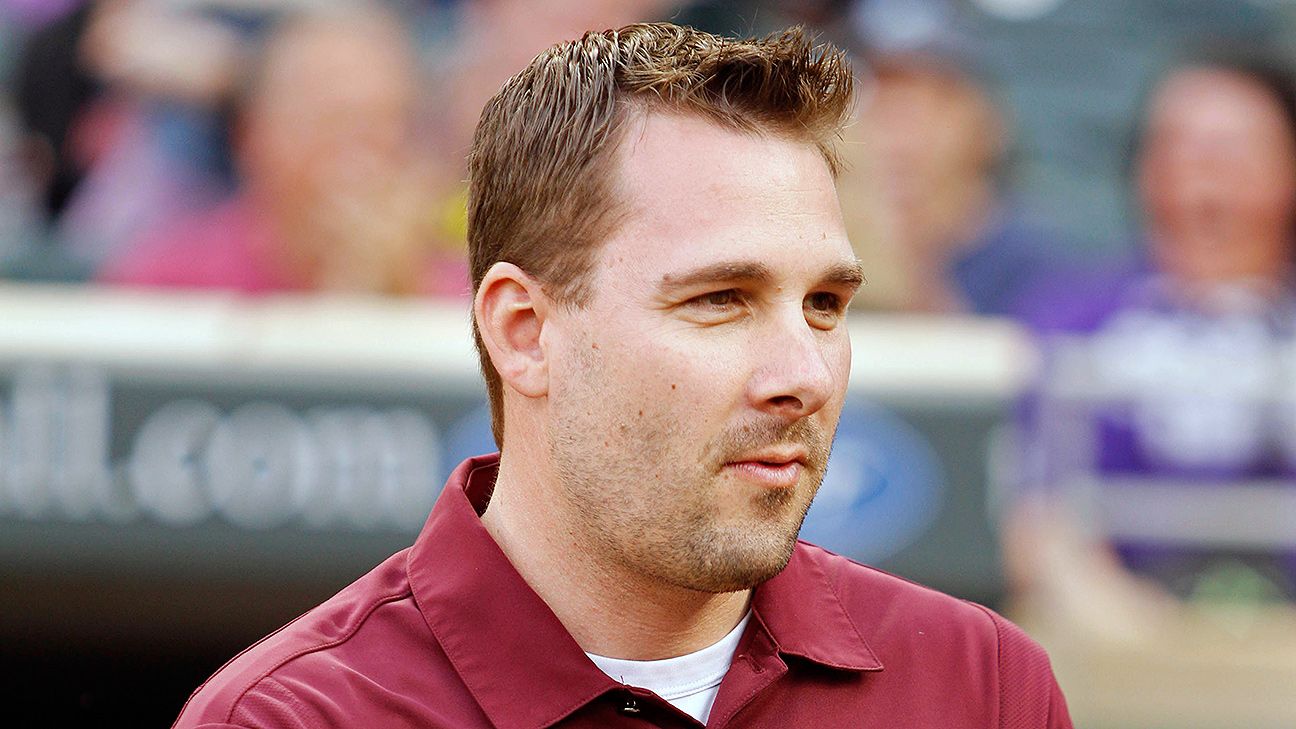 Minnesota despide a la entrenadora de hockey femenino Frost después de 19 temporadas