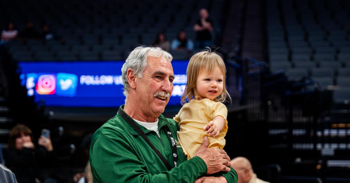 Entrenador de baloncesto masculino del año: Mike LeDuc de Damien