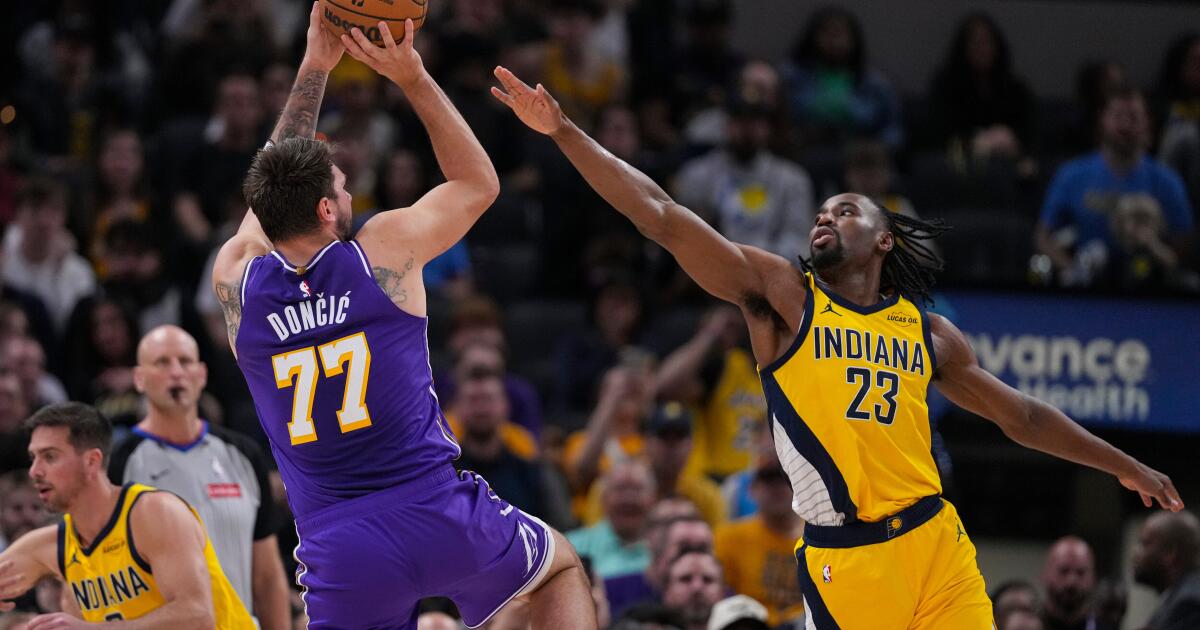 Luka Doncic anota 43 puntos mientras los Lakers retrasan la remontada de los Pacers