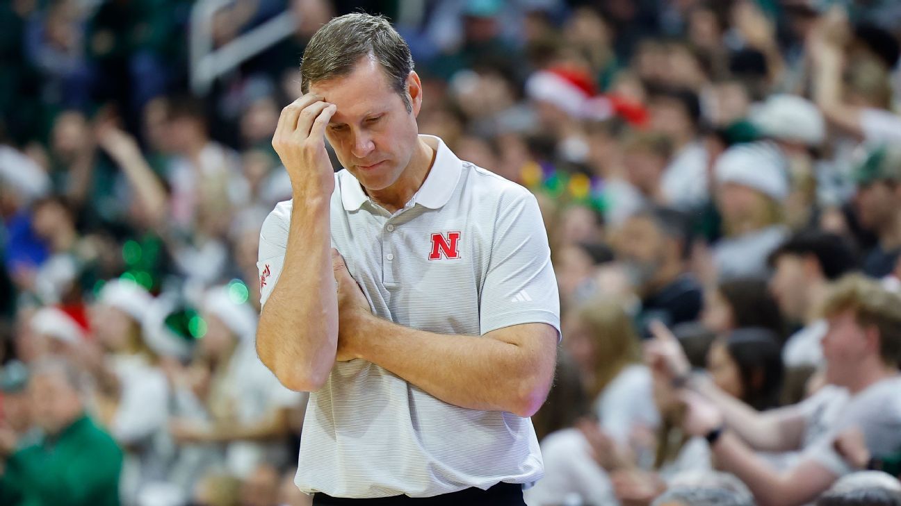 Hoiberg de Nebraska asume la culpa por tener cuatro jugadores en el campo