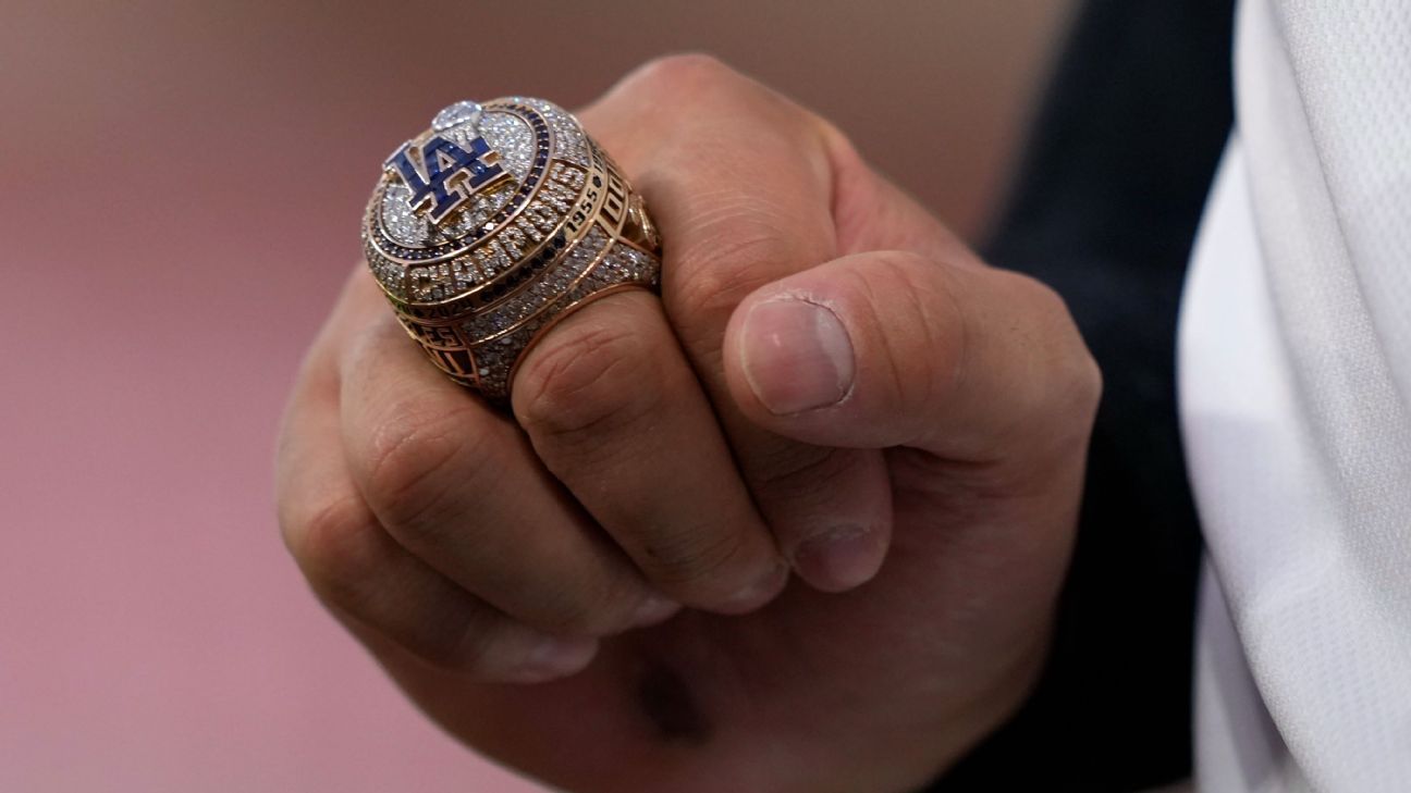 Los Dodgers reciben joyas de la Serie Mundial para conmemorar títulos consecutivos