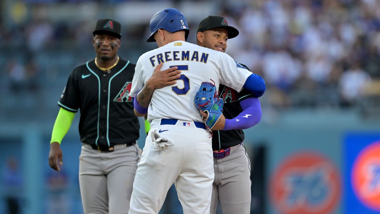 Freeman de los Dodgers se ríe mientras Marte lo abraza
