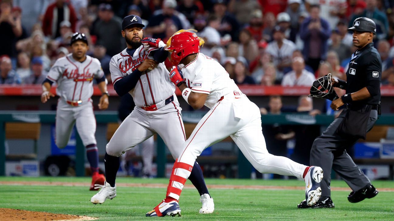 Soler de los Angelinos y López de los Bravos fueron expulsados cuando las bancas se derrumbaron luego de una pelea