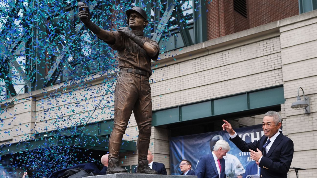 Inauguración del monumento a Ichiro Suzuki en T-Mobile Park, destruido por un murciélago roto