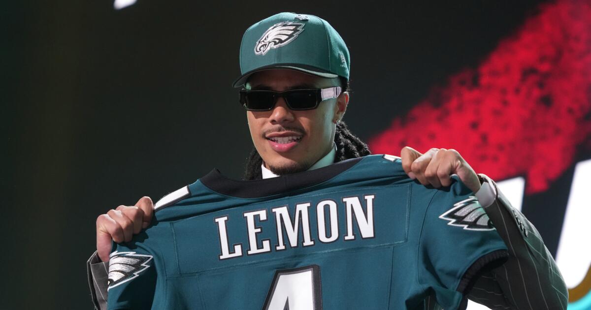 1777059095_urlhttps3A2F2Fcalifornia-times-brightspot.s3.amazonaws.com2F382F5d2Fa4671c9d46bba26530166324d2a12Fnfl-draft-football-5-154.jpg