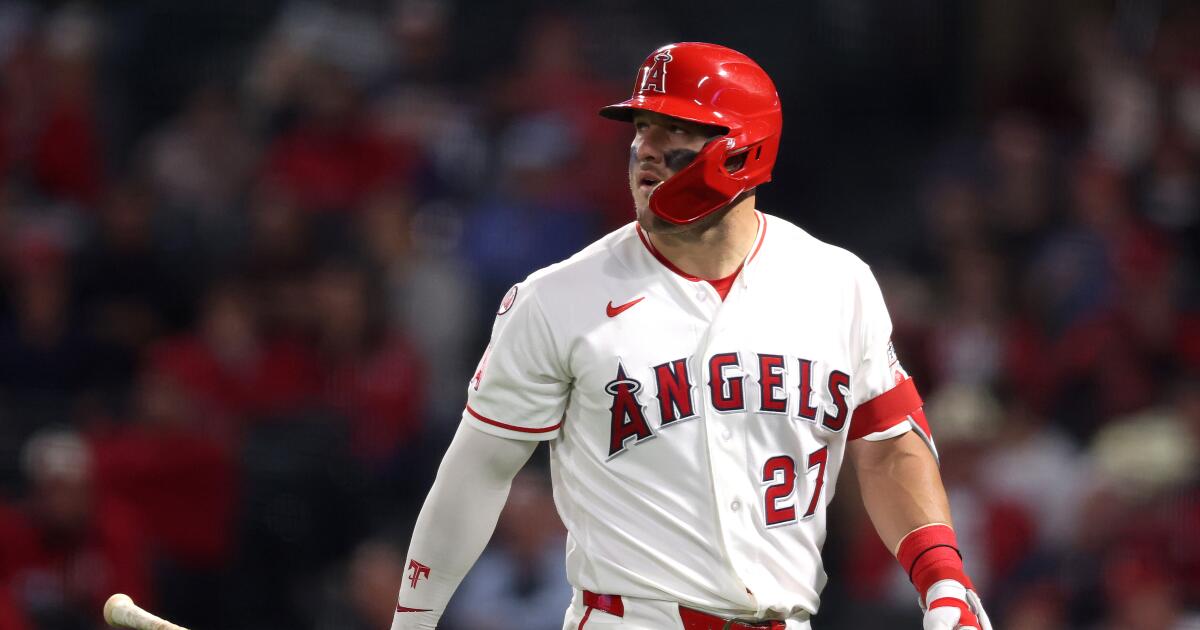 El gerente general de los Angelinos dice que el equipo es “muy competitivo”, pero los fanáticos están hartos