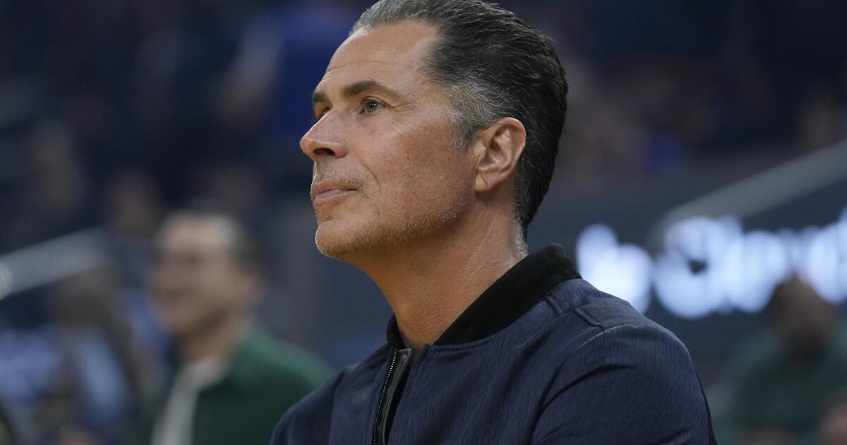 Los Lakers continúan renovando su organización con planes para más contrataciones